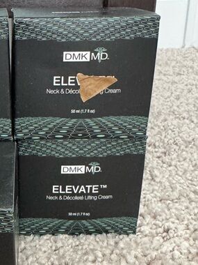 Elevate Neck & Décolleté Lifting Cream — Black